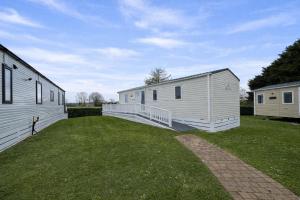 Beautiful 6 Berth Caravan With Decking In Norfolk Ref 89001Mv