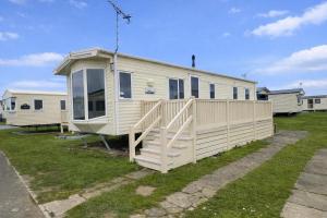 Brilliant 8 Berth Caravan With Decking And Nearby Scratby Beach Ref 50050F