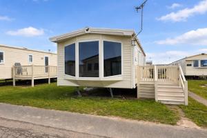 Brilliant 8 Berth Caravan With Decking And Nearby Scratby Beach Ref 50050F