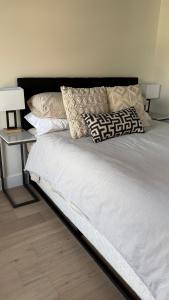 The Iron Bridge on Victoria Park - 1 Bed 1 Bath