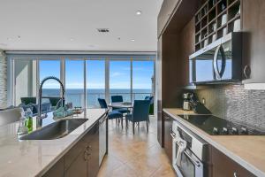 PH, Balcony, Lazy River, I-O Pools, Game Room, Spa, Beach, Luxury 2-2 Penthouse!