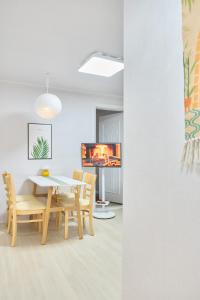 NEW Sinchon 5min, 3ROOM, near Hongdae,DDP, Seongsu 20min, Free K-snacks, WIFI, OTT