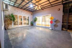 Garage House Bangkok-Car Theme Stay 8Bed 6Room