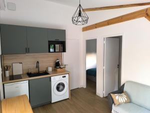 Studio indépendant face à la forêt