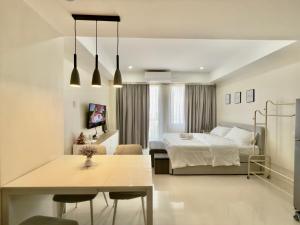 Suite Escape Mactan , condo with balcony near Mactan Newtown and Mactan Airport