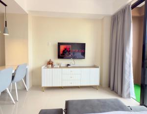 Suite Escape Mactan , condo with balcony near Mactan Newtown and Mactan Airport