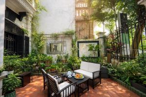 Private studio in villa with Bathtub & working space