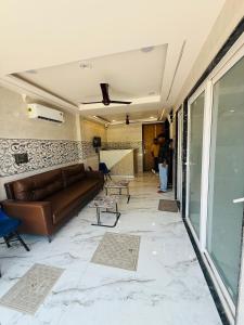 Hotel Madhav Inn - Near Prem Mandir