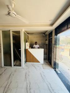 Hotel Madhav Inn - Near Prem Mandir