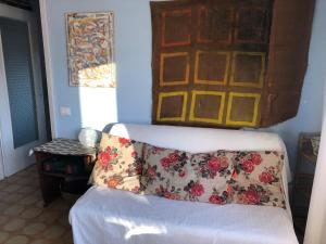 Luminoso bilocale, città fiume e natura