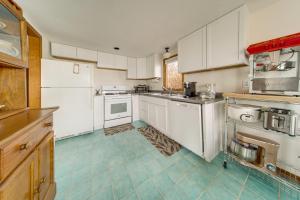 Lakeside Living on Wine Trail! Geneva Home w Deck