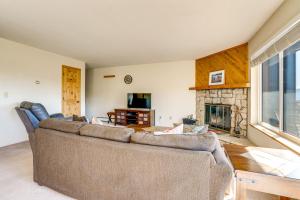 Steps to Buffalo Mtn Trail! Condo with Pool Access