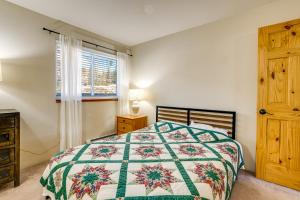 Steps to Buffalo Mtn Trail! Condo with Pool Access