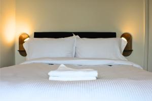New Two Bed Home - 5 Minute Drive To Stoke Hospital