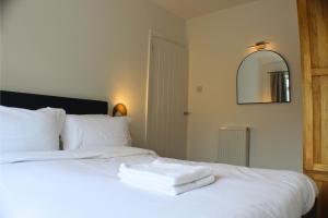 New Two Bed Home - 5 Minute Drive To Stoke Hospital