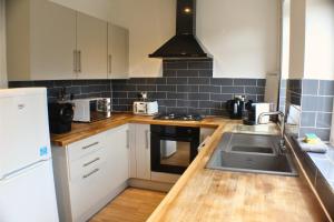 New Two Bed Home - 5 Minute Drive To Stoke Hospital