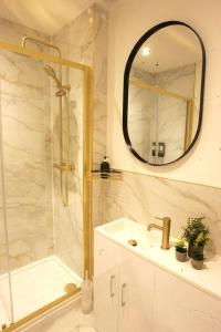 Sunny, Super Central, Seaview, 1 bed apartment, Sleeps 4 - Fast WiFi,Mod Cons & a Luxurious Super King Bed