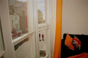Sunny, Super Central, Seaview, 1 bed apartment, Sleeps 4 - Fast WiFi,Mod Cons & a Luxurious Super King Bed