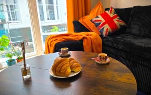 Sunny, Super Central, Seaview, 1 bed apartment, Sleeps 4 - Fast WiFi,Mod Cons & a Luxurious Super King Bed