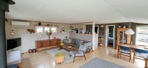 Cozy Yellow Holiday Home With Sea View