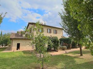 Modern holiday home in Foligno - Loc with pool