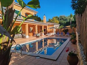 "Orange Tree Villa in Alvor - South - facing Family Villa with Private Poll"