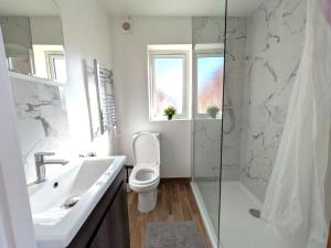 Comfortable 5 Bedroom House with Private Parking