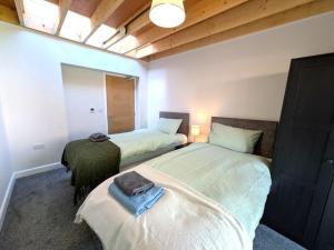 Comfortable 5 Bedroom House with Private Parking