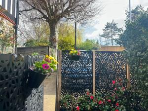 Cosy boutique retreat, courtyard & free parking
