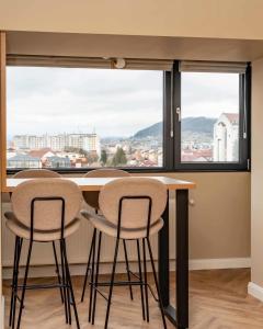 Distinct Ultracentral Apartment