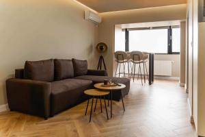 Distinct Ultracentral Apartment