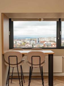 Distinct Ultracentral Apartment