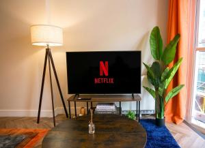 Sunny, Super Central, Seaview, 1 bed apartment, Sleeps 4 - Fast WiFi,Mod Cons & a Luxurious Super King Bed