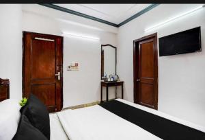 Hotel Iconic Platinum - Near Ganga Ram Hospital