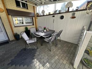 Christels Ferienwohnung 2 in Thale mit überdachter Terrasse, Küche mit TV & Geschirrspüler