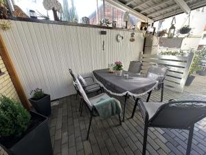 Christels Ferienwohnung 2 in Thale mit überdachter Terrasse, Küche mit TV & Geschirrspüler
