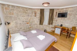 Apartment and Rooms Desideria