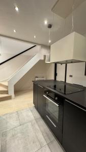Bright Modern 3-Beds Flat in Town Centre