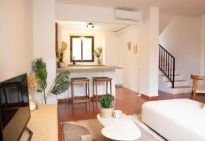 Relaxing Family Home with Pool - Close to Beach