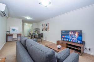 1BR Southbank Balcony Views, Pool & Free Parking