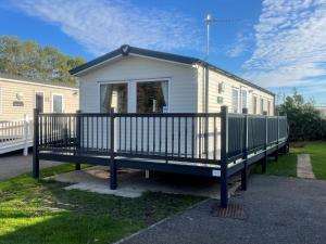 Dog-Friendly Caravan With Decking, Near To Scratby Beach Ref 50016Kc