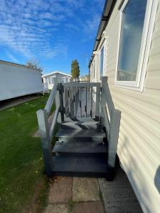 Dog-Friendly Caravan With Decking, Near To Scratby Beach Ref 50016Kc