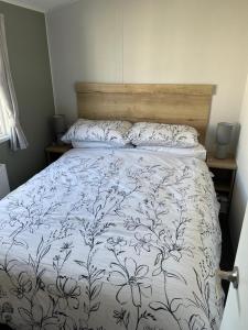 Dog-Friendly Caravan With Decking, Near To Scratby Beach Ref 50016Kc