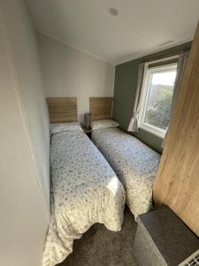 Dog-Friendly Caravan With Decking, Near To Scratby Beach Ref 50016Kc