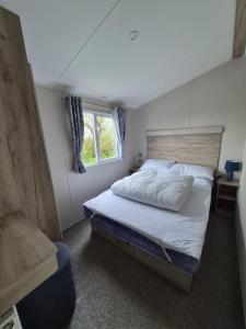 10 Berth Caravan With Side Decking At Broadland Sands Ref 20223Bs
