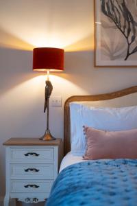 Beautiful, Spacious ensuite room with parking