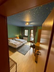 Gästezimmer mit eigenem Bad und Balkon im Herzen von Langen - nahe FFM