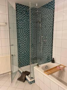 Gästezimmer mit eigenem Bad und Balkon im Herzen von Langen - nahe FFM