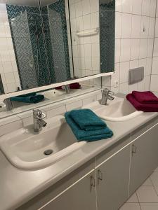 Gästezimmer mit eigenem Bad und Balkon im Herzen von Langen - nahe FFM