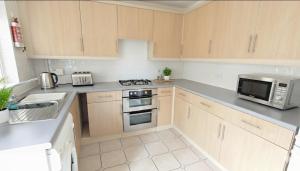 Teams 4Br 9 Single Beds Parking & Garden MoD